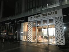 宿泊先のHOTEL THE GATE KUMAMOTO。
駅前大通りを挟んだ熊本駅向かいのビルにあるカプセルホテル。駅前の歩道橋を渡るとホテル。徒歩1分程と非常に便利な立地。

カプセルルーム入口に鍵付きの扉のある半個室型のカプセルホテル。カプセル内にロッカーがあり、着替えや荷物の整理や保管ができ、利便性が良く面倒くさくない。テレビは無い。
浴場はなくシャワーのみ。
飲食・洗面・トイレ・シャワーは共同スペース。

当日は宿泊客が少なかったのか、カプセルホテル独特の雑音は聞こえず静かな空間でぐっすりと眠れた。


