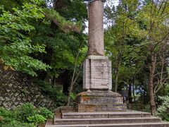 こちらはローマ市寄贈の碑。
白虎隊精神に感銘を受けたローマ市より贈られたもの。
柱はローマの赤色で、上に大鷲。
白虎隊の精神は遠くローマにも届いているのですね。