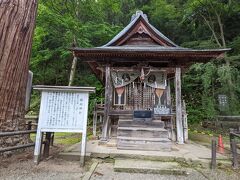 戸ノ口堰洞穴の近くに鎮座する厳島神社です。
