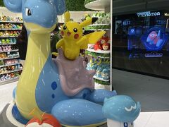 お土産買いたい欲が満たされないまま、シンガポールに到着です。

まずは、ポケモンセンターへ。
ここに行くために飛行機の時間を調整した。
日本にいる子どもたちに電話をしてどれが欲しいか確認。
無事にお土産をゲットだぜ。
次は大人のお土産を買わないと！