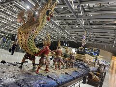 大好きなバンコク・スワンナプーム空港

夜でもしっかりお店も開いて、人もいてにぎわっていて好きです。
一瞬でも入国しようか考えたけれど、最近の出国審査の混みようが怖くて空港内に留まることにした。
5時間のトランジット