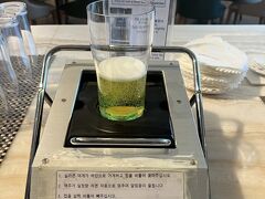 次はアシアナラウンジへ。
一度やってみたかったコレ。
でも、時間が経つとビールが底から染み出してくるのね。