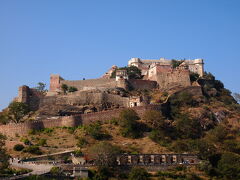 「クンバルガル城塞」
1,100mの高い山の上に、15世紀に建造。
ここまで車で来るのも大変なのに、どうやって完成させたのだろうと思います。

