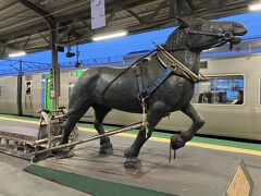 名物のばんえい競馬の像。現在は帯広だけ…のはず。