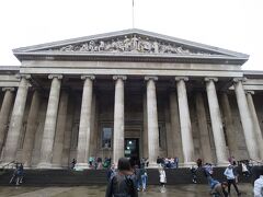 「大英博物館」までは最寄りの地下鉄駅「トテナムコート駅」から歩いて5～6分と言ったところでしょうか。

ギリシャの神殿のような入口が「大英博物館」。ギリシャの神殿の柱を模した柱とペディメントがあるこの建物は、1823年に「ロバート・スマーク」によって造られたそうです。

古代人の石器から21世紀の版画まで、世界中の文化的・歴史的価値のある品々を800万点以上所蔵している大英博物館の入場料は、なんと無料！！
円安と物価高で、教会や宮殿などの入場料がめちゃ高い今のイギリスで、ホントにありがたいです。

とにかく広くて、展示物もいっぱいの博物館ですし、今日はもう他に予定はありませんので、ゆっくり見学してみたいと思います。
