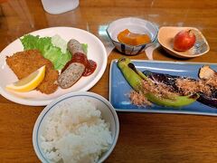 きょうも、おいしい夕飯を頂きます。

和田峠を越えるためにこの宿にお世話になりましたがこれで4泊になります。（1泊は中山道から外れちゃったけど）、
それでも下諏訪にたどり着けなかったのは私達だけじゃないかって思います。
でも、ハプニングもあったけどシニアが中山道を歩き和田峠を越えられたということは、私達頑張ったって思っていいんじゃないかな？
きっと明日は下諏訪まで行けるだろう・・・行かなければ・・・
旅行会社の中山道歩きを見ると、偶然にも和田峠口から水戸浪士の墓までが1日というコースもあったからツアー並に歩けたってことだよね。

信州割で宿泊費も安くなってクーポンも貰えたから良かったけど、
水戸浪士の墓からタクシーで下諏訪駅まで行くんだったら、荷物を持っていれば、民宿みやに戻らずに下諏訪で泊まったほうが、良かったような気がする。
荷物があったら水戸浪士の墓にたどり着けなかったかもしれないね。

そんなことも考えながら、中山道21日目が終了です。