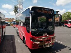 なに、このバス？
運転手に尋ねるとクタまで行くと言う。「Trans Metro Dewata」というデンパサールを中心に運行している市バスです。なんでだーれも教えてくれないの？多分尋ねたのがベモ(タクシー)やオジェックの関係者だったようです。納得…。
