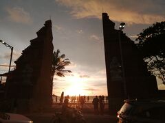 さぁ、クタビーチへ。
Jl.Pantai Kutaの突き当り、ビーチの入口にある大きな「割れ門」です。