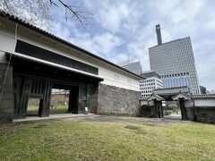 ●清水門

そして最後に、江戸時代初期に「江戸城」築城に合わせて建てられたとされる「清水門」を通り抜けていきます。
ご覧のとおり桝形門の形をしており、向かって左側の櫓門と右側の高麗門により厳重に防備がなされているのが分かります。