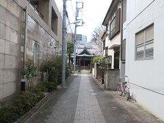 細い路地の先に神社が見えます。