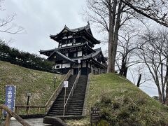 　高田城址公園は、徳川家康の6男、松平忠輝公の居城として慶長19年(1614年)に築城された高田城の跡に作られた公園です。