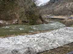 　森の駅、大島青空市場に来ました。川の横には除雪した雪がたくさん残っています。