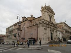 その向かいにあるバロック装飾のファサードを持つ
「サンタ・マリア・デッラ・ヴィットーリア教会」
開館時間は08:30～12:00、15:30～18:00
ローマではお昼に閉めちゃう教会が多いのでご注意。
あと入場料を取る教会も^^;多い！