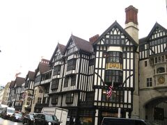 ロンドン最終日が始まりました。夜には日本に向け飛び立ちます。
あいにく朝から雨模様でしたが、だからと言ってホテルでじっとしてはいられぬ私。
相方を残し、一人でリージェントストリート界隈に「ロンドン」の雰囲気を感じに向かいました。というとカッコいいですが、どうしても行きたいお店が、リージェントストリートの最寄りのオックスフォードサーカス駅の近くにあったのです。

ホテルから徒歩5分の地下鉄ヴィクトリア駅からヴィクトリアラインで、リージェントストリートの最寄りのオックスフォードサーカス駅までは2駅5分、すぐです。
「Kiko」というミラノのコスメブランドが、バルセロナで偶然出会って以来お気に入りの私。日本にはまだ出店していないので、ヨーロッパに行くと必ず覗きに行くのです。
お店のオープンまで時間があったので、1875年創業の老舗「リバティ百貨店」あたりをウロウロ。

この木組みのデパート外観、いつ見ても素敵ですね。
これは、「エドウィン・T・ホール」とその息子「エドウィン・S・ホール」の設計で1924年に建てられたもので、チューダー・リバイバル様式のアーツ・アンド・クラフツの建築物としては、ロンドンで最も代表的なものの一つとして、イギリスの第2種指定建造物に指定されているそうです。
