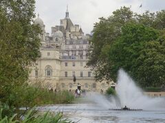 先日は横切るだけだった「セント・ジェームスパーク」を1周してみました。

この公園は1606年に作られた王立公園で、セント・ジェームズ湖という小さな湖(池？)もあるとても美しい公園です。湖の向こうには「ホース・ガーズ・パレード」のグラウンドや「ホース・ガーズ」、「国防省」などの官庁街の建物が見えています。豪華な建物が重なり合って、まるで宮殿みたいに見えますね。