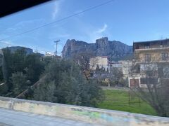 メテオラの街に到着
メテオラの奇岩が見えてきました。