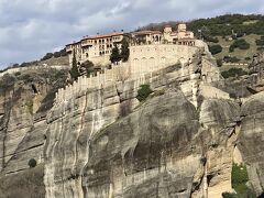 ルサヌ修道院から一番近くに見えるヴァルラーム修道院
奇岩群の中で最も険しい岩上の標高551Ｍに建っています。
