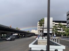 ハワイ到着早々虹がお出迎え
しかもダブルレインボーでした&#127752;