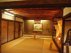 吉水神社の書院に入った。最古の書院建築だ。写真は逃避行中の義経が滞在した部屋。