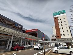 まずは駅前のホテルに荷物を預けて身軽に。

今回、北陸応援割の適用で半額でした☆
そんなに新しいホテルではありませんが、駅前なので何かと便利でした。