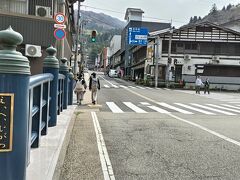 近くを流れる永平寺川。
両側にお土産屋や飲食店がある門前町の通りを歩いて、寺に向かいます☆