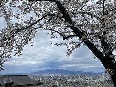 午前中は嵐のようだったこの日、晴れ間が見えてきたので、桜を眺めにドライブスタート！

久しぶりの高崎観音山へ。
赤城山をこちら側から見るのも新鮮です。