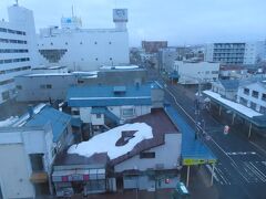 2024年3月29日(金)　第５日目 前半
05:15「岩見沢ホテル４条」客室からの眺め。お向かいの屋根にたっぷりの雪。　