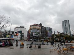 小雨が降る中、台北の地下鉄「MRT（台北捷運）」に乗って買い物に出かけます。