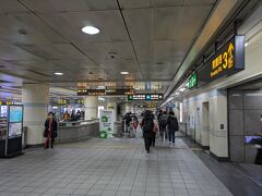 MRT西門站からMRT松山新店線（グリーンライン）で移動します。