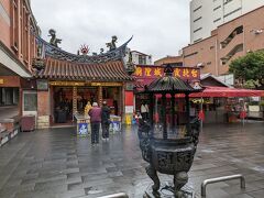 迪化街には、台湾で最強の縁結びパワーがあるといわれる「霞海城隍廟（シアハイチョンホアンミャオ）」があります。