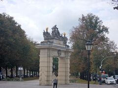 ツェツィーリエンホーフ宮殿に行くバスに乗るべく、バス停に向かっていると古い門に到着です。1733年に建てられたポツダム最古の城門です。