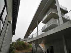 ロープウェイの山頂駅と展望台へのエレベーターが繋がっています。