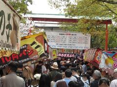 八坂神社の境内も 激混みだが
　