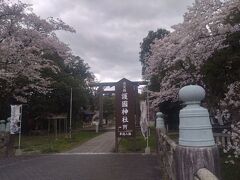 　ひこね丼を食べた後は滋賀県護国神社を訪問しました。
　滋賀県護国神社は明治９年の創建され、戊辰戦争以来大東亜戦争に至る滋賀県出身の戦没者の英霊を御祭神とする神社です。世界平和を願い祈る参拝者が数多く訪れています。