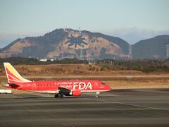 【JA01FJ】
「ドリームレッド」こと赤色1号機。
就航当時からいるベテラン機で、
FDA就航15周年の歴史は、赤色1号機15年の歴史である。

「ドリームレッド」は、FDAのカンパニーカラーのため、初号機もカンパニーカラー。