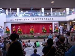 アラモアナセンターの１階イベントステージで
ちょうどフラダンスショータイムに遭遇しました