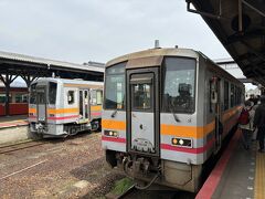 作用駅で120系18Mと短い長さの気動車1両編成に乗換え、必死に走り何とか座ることに成功。
しかしここから約1時間の電車旅。
込み具合は、東京のラッシュ並み。牛ぎゅう詰めの状態。
途中駅から乗車するんですが、円店主がもっと詰めるようにアナウンス。カオス状態。
これに乗って何となく気付きました。津山城で桜まつりが開催されていてそれに向かう行楽客で混んでいたのです。JR西も予見して臨時直通出すとか、増結するとかしろよ！って思いました。