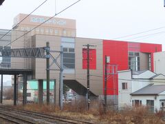 13:40「東室蘭」到着。カラフルな外観の駅舎です。