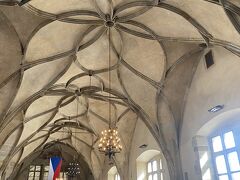 旧王宮内にあるヴラジスラフ・ホール
幅16ｍ、奥行き62ｍ、高さ13ｍの柱のないホールで、かつてはチェコの支配者の戴冠式や馬術大会などが行われた。