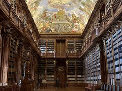 ストラホフ修道院の図書館
哲学の間：天井のフレスコ画は聖書がテーマ