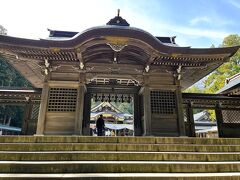 　創建から約2400年以上の歴史を有する神社です。
　隋神門です。