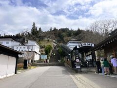 　飯盛山です。
　階段もありますが、右にスロープコンベアがあります。歩かなくとも白虎隊十九士の墓に着きます。