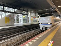 ということで、珍しく日曜日の昼過ぎの大阪駅からサンダーバード号に乗ります。
