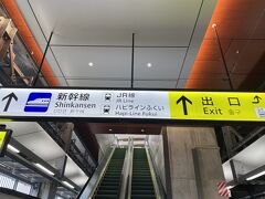 さて、敦賀駅到着です。
スーツケースまみれにならないように、到着３分前から扉待機で一番乗り（笑）
エスカレーターで登っていきます。