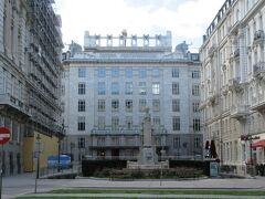 迷っていたら郵便貯金局に遭遇。
世紀末ウィーンを代表するオットー・ワーグナーが設計した建物。