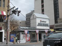 京阪電車　祇園四条駅にはエレベーターで駅に行きました。レストラン菊水と南座前チャンスセンター(宝くじ売り場)の間にあります。