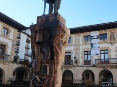 フォル広場のMonumento al conde Don Tello（ドン・テロ伯爵の記念碑）
雨が止みました。