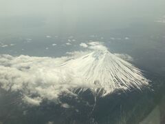 関東上空はガスっていたけれど、富士山は綺麗に見えた。