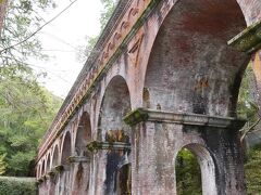 有名な水路閣。
レトロで雰囲気がある。お寺の境内にレンガでアーチ型の洋風建築があるというのがまた趣深いのね。