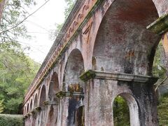 有名な水路閣。
レトロで雰囲気がある。お寺の境内にレンガでアーチ型の洋風建築があるというのがまた趣深いのね。